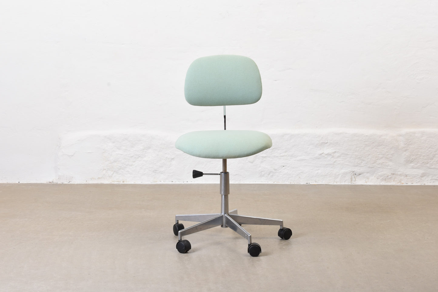 Newly reupholstered: 1960s architect's chair by Labofa