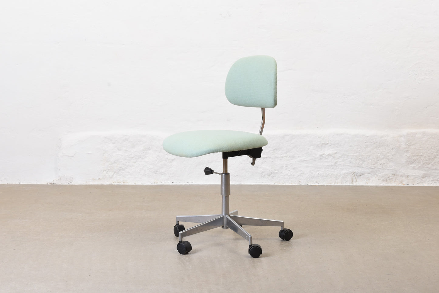 Newly reupholstered: 1960s architect's chair by Labofa
