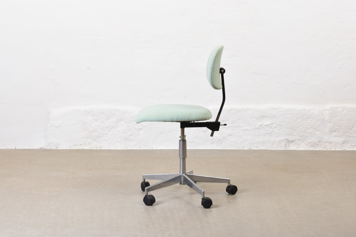 Newly reupholstered: 1960s architect's chair by Labofa