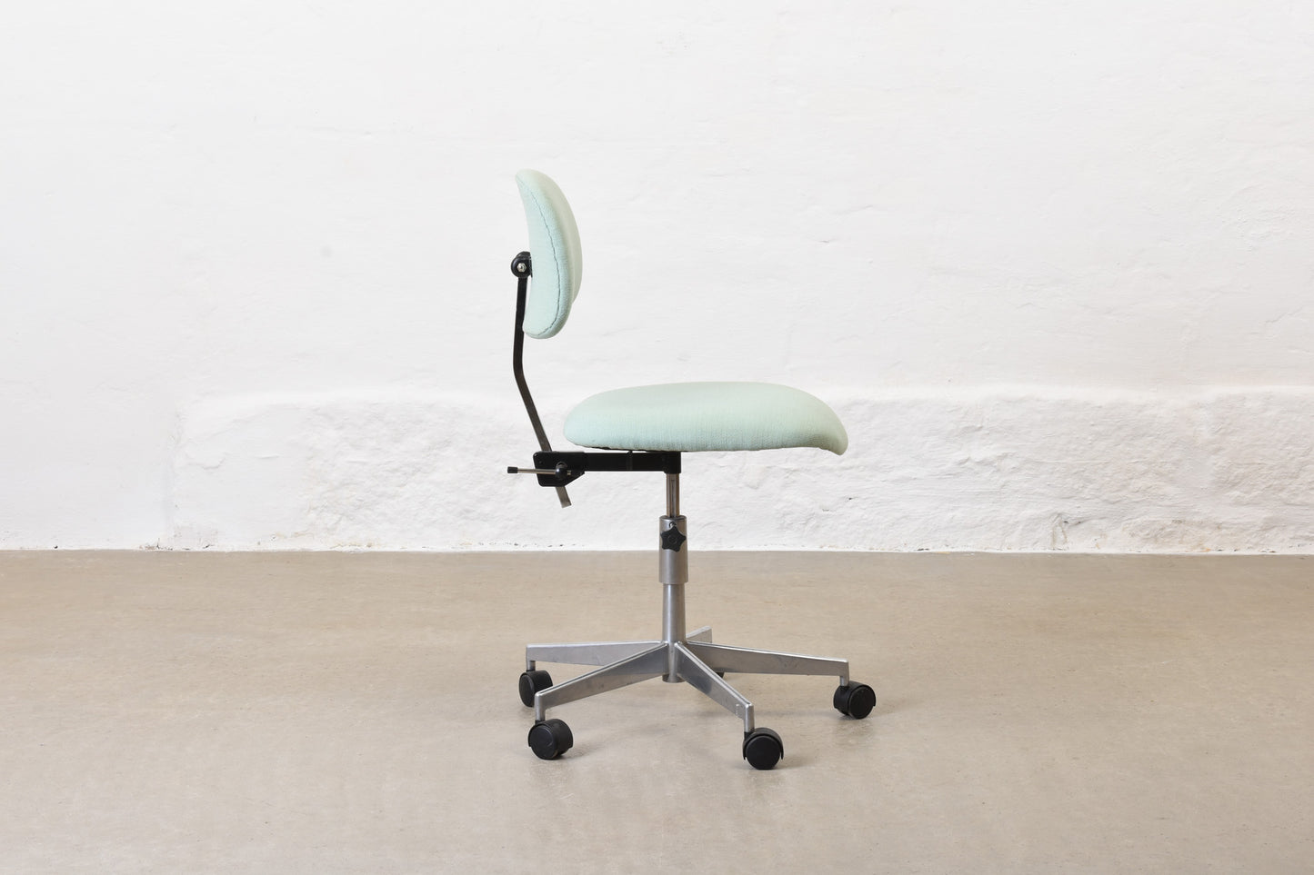 Newly reupholstered: 1960s architect's chair by Labofa
