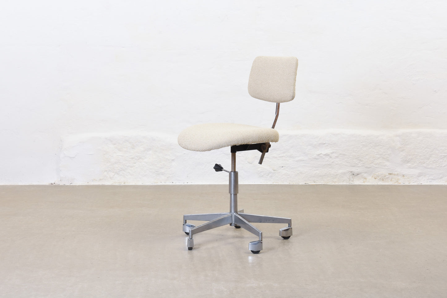 Newly reupholstered: 1960s architect's chair by Labofa