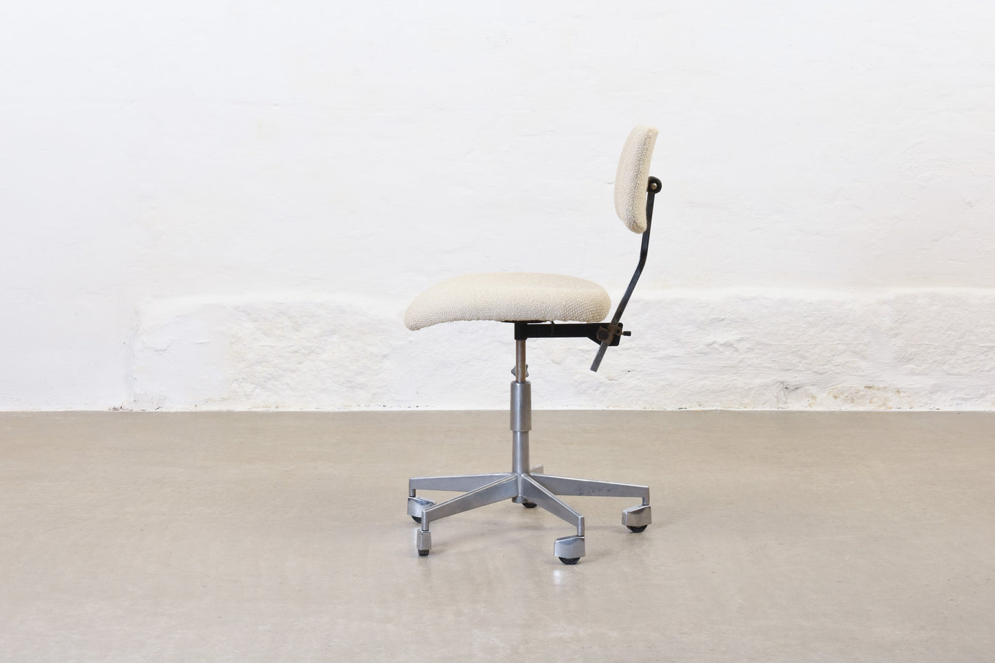 Newly reupholstered: 1960s architect's chair by Labofa
