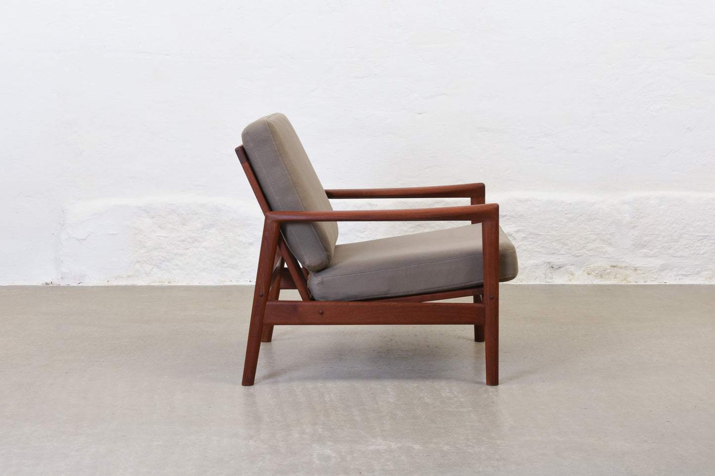 Newly reupholstered: 1960s teak lounger in brushed cotton