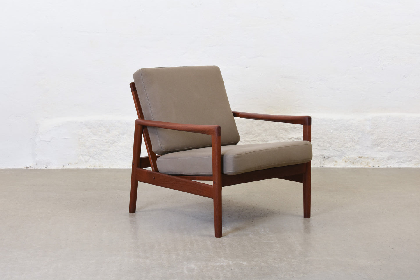 Newly reupholstered: 1960s teak lounger in brushed cotton