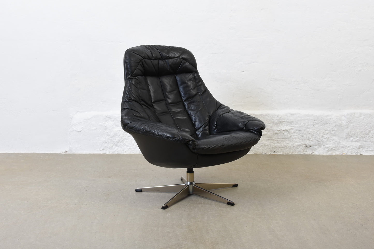 1960s swivel lounger by H.W. Klein