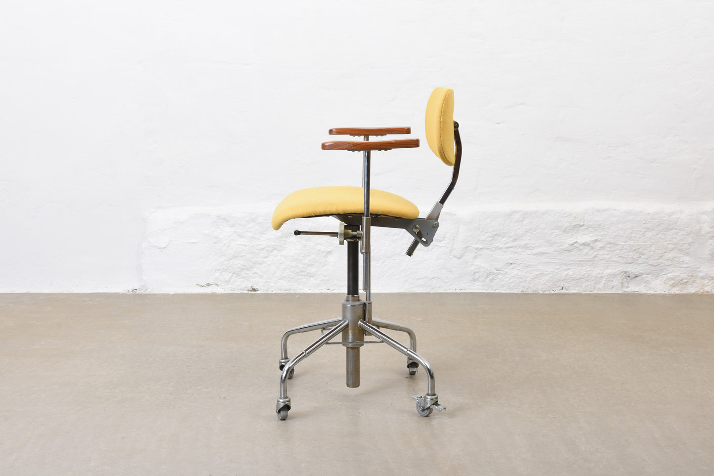 Newly reupholstered: 1960s task chair by Labofa