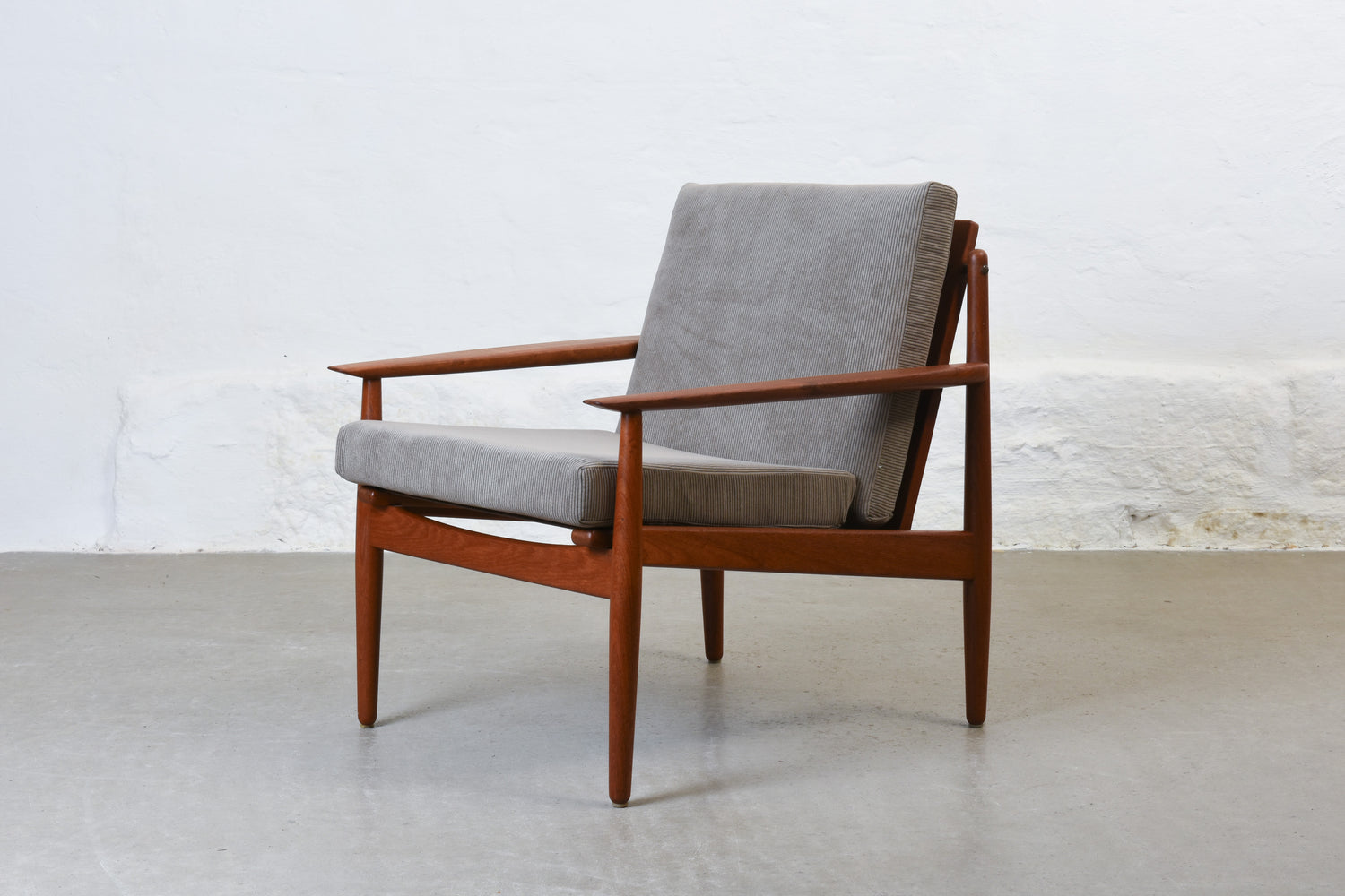 Newly reupholstered: 1960s teak lounger by Arne Vodder