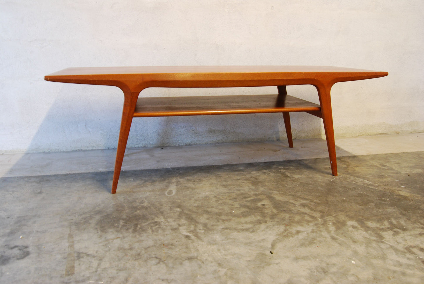 Two-tiered coffee table in teak