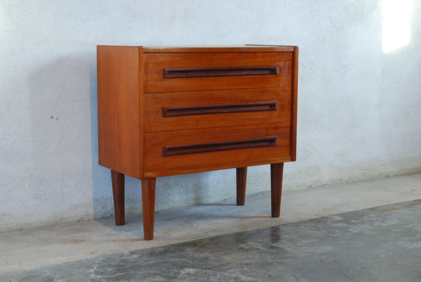 Short chest of three drawers