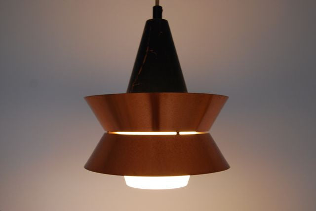 Ceiling pendant with glass diffuser