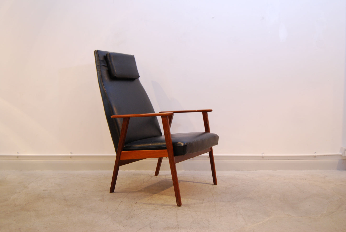 Highback lounge chair in teak and skai