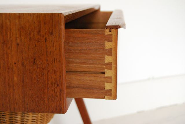Sewing trolley with splayed legs