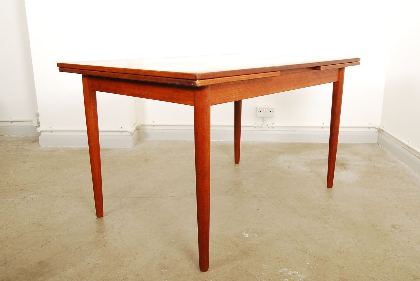 Extending dining table in teak