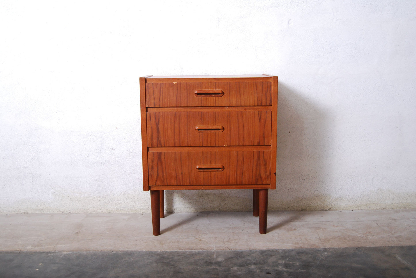 Short chest of drawers in teak