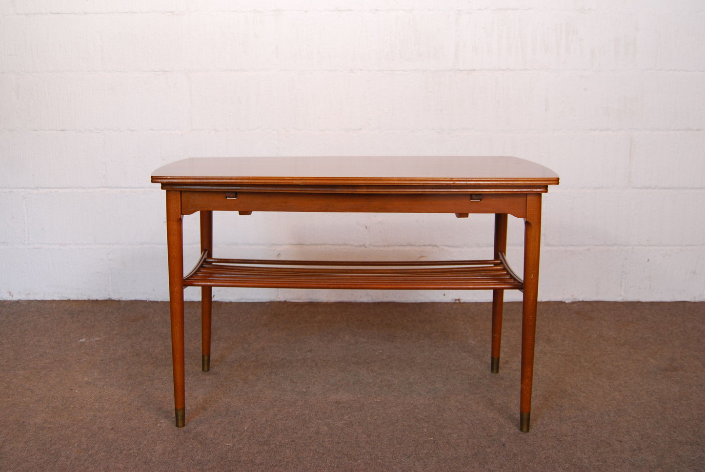 Smoked beech coffee table with pull-out leaves