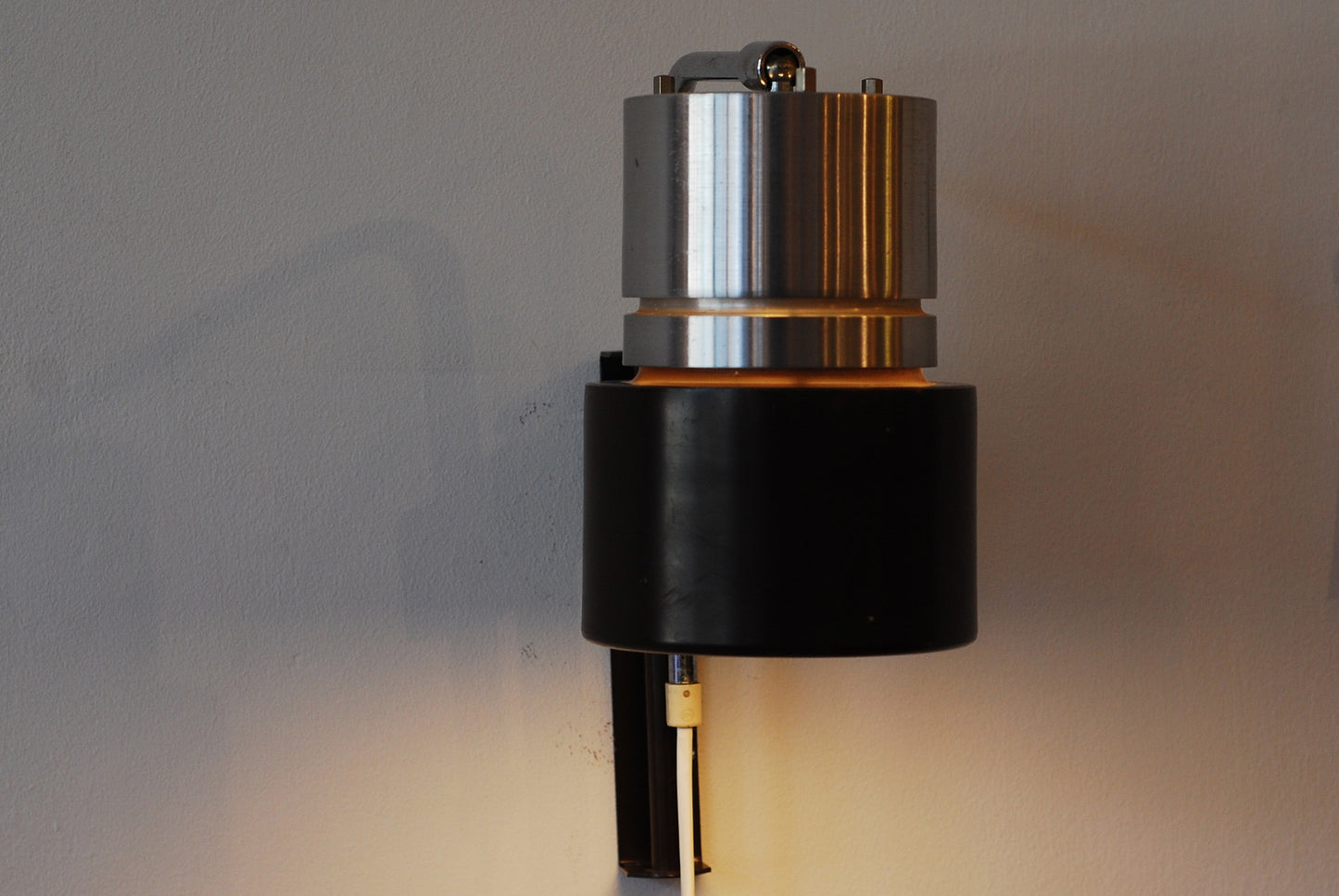 Height adjustable wall light