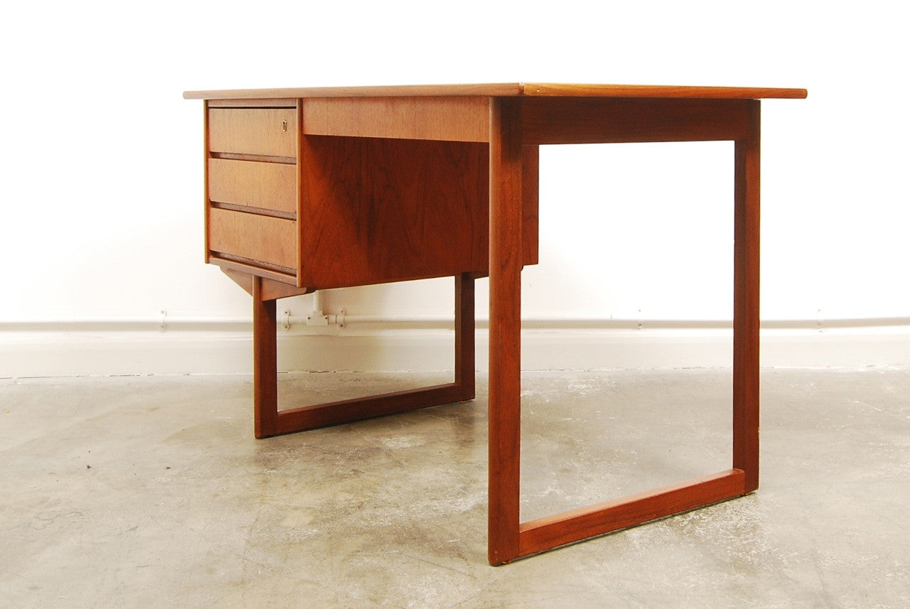 Single pedestal desk