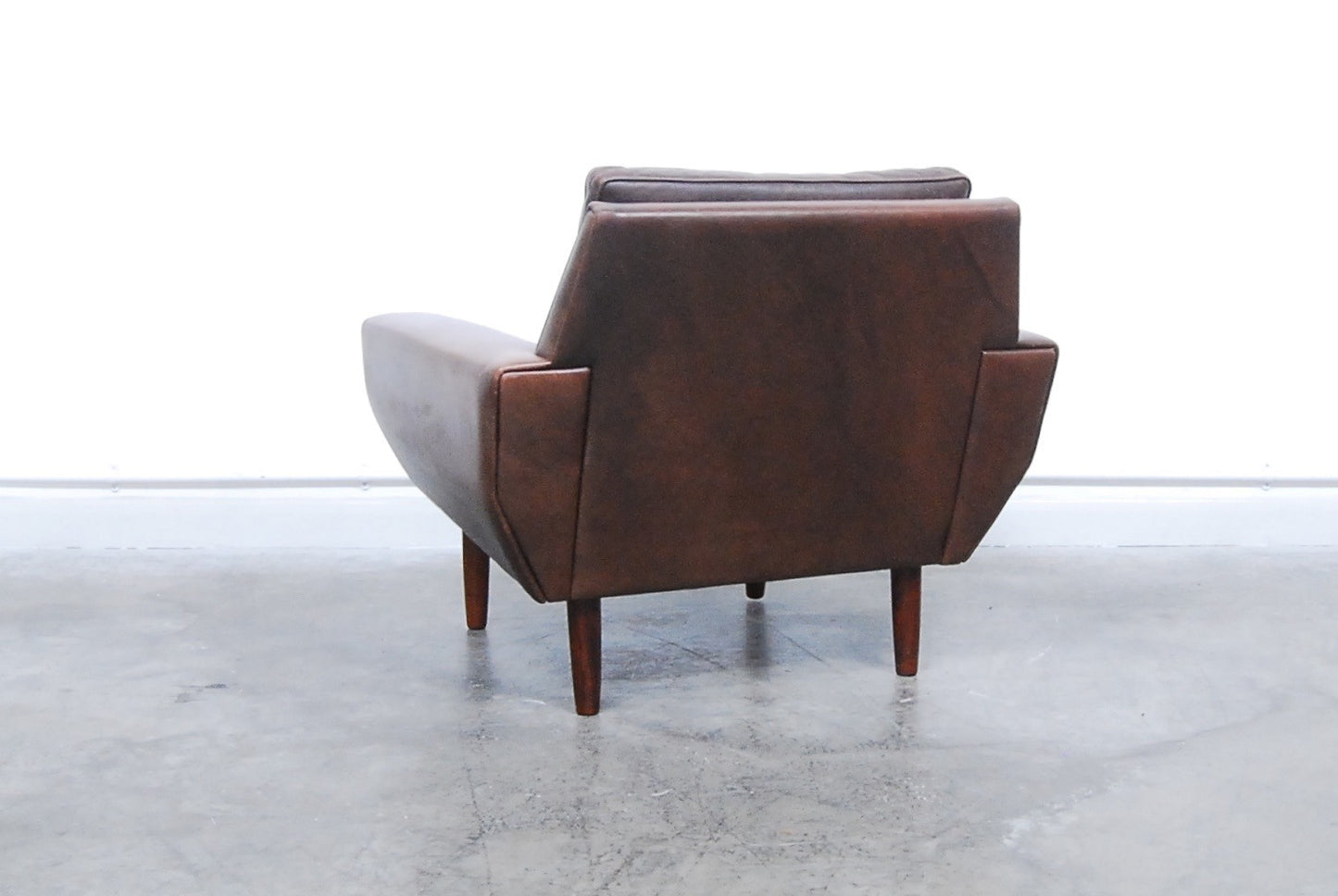 Leather lounge chair on rosewood legs