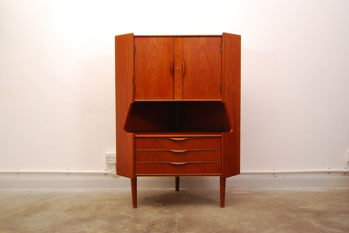 Teak corner bar unit