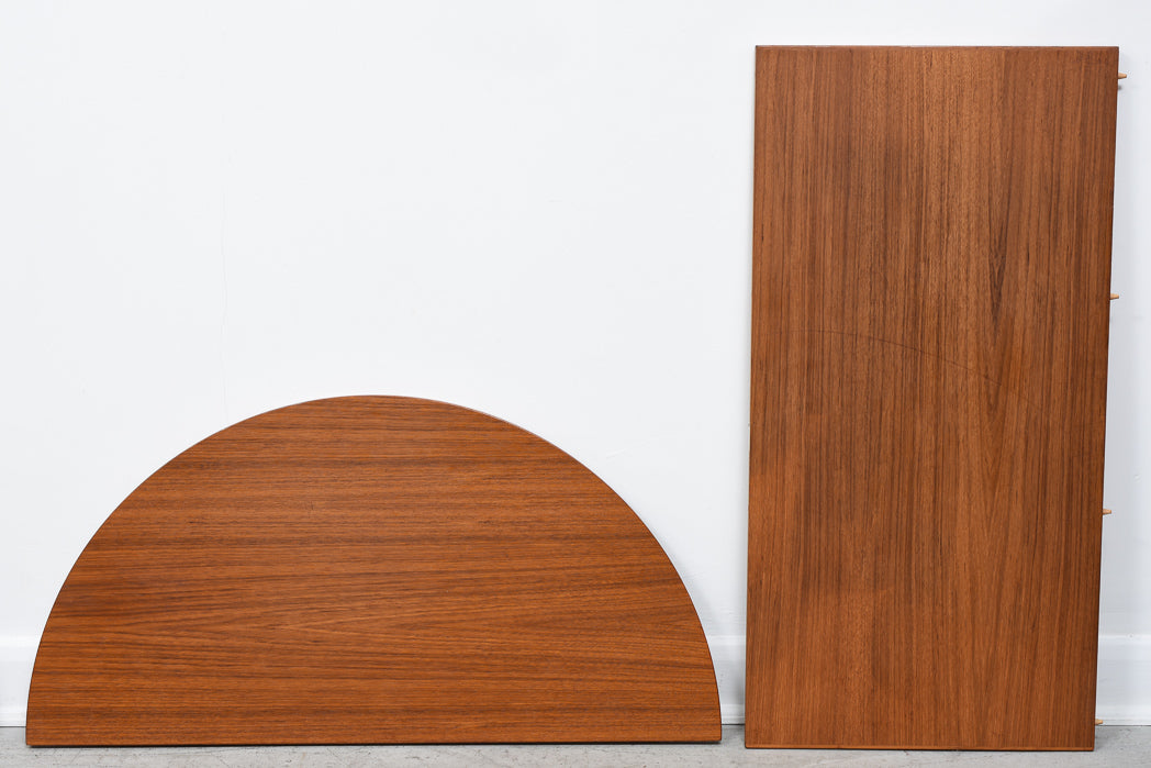 Extending dining table in teak with four leaves