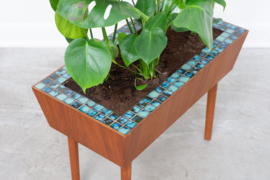 Teak planter with tiles