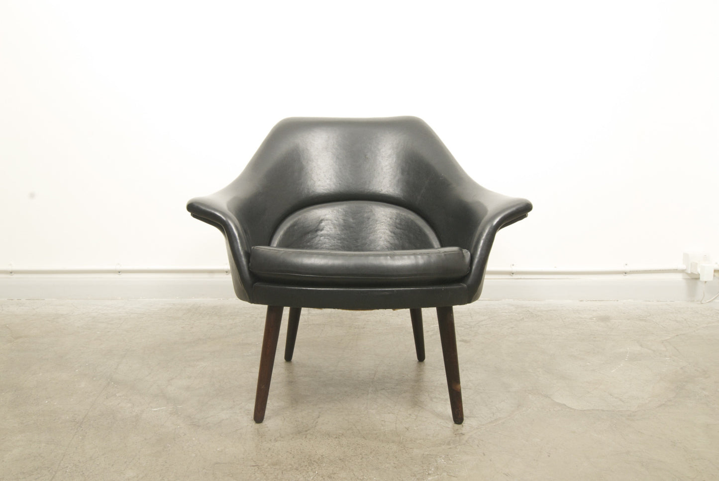 Lounge chair on teak legs