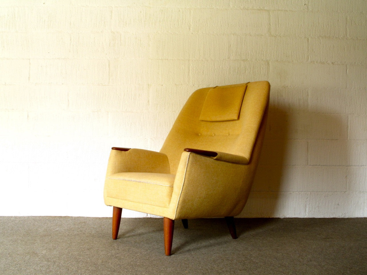 High back lounge chair with teak paws and legs