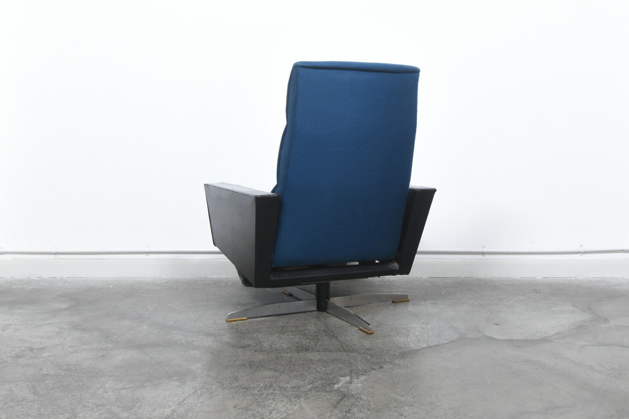 Reclining lounger on swivel base