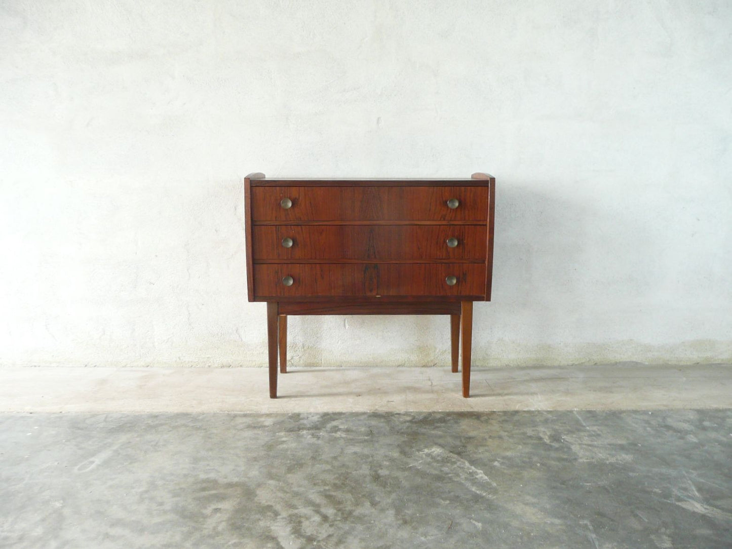 Short chest of three drawers in rosewood