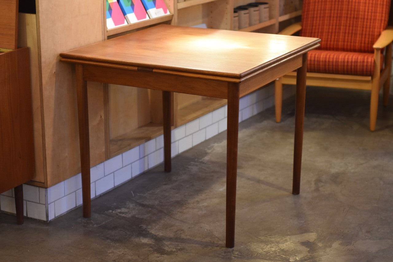 Extendable teak dining table