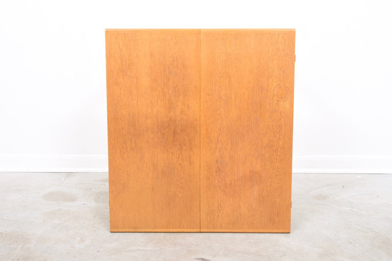 Extending dining table in oak