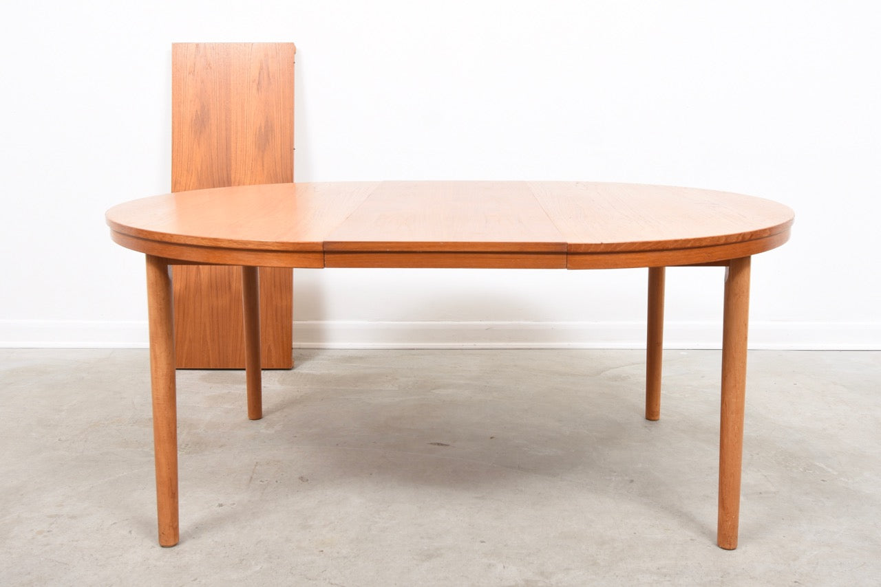Round dining table in teak with two drop-in leaves