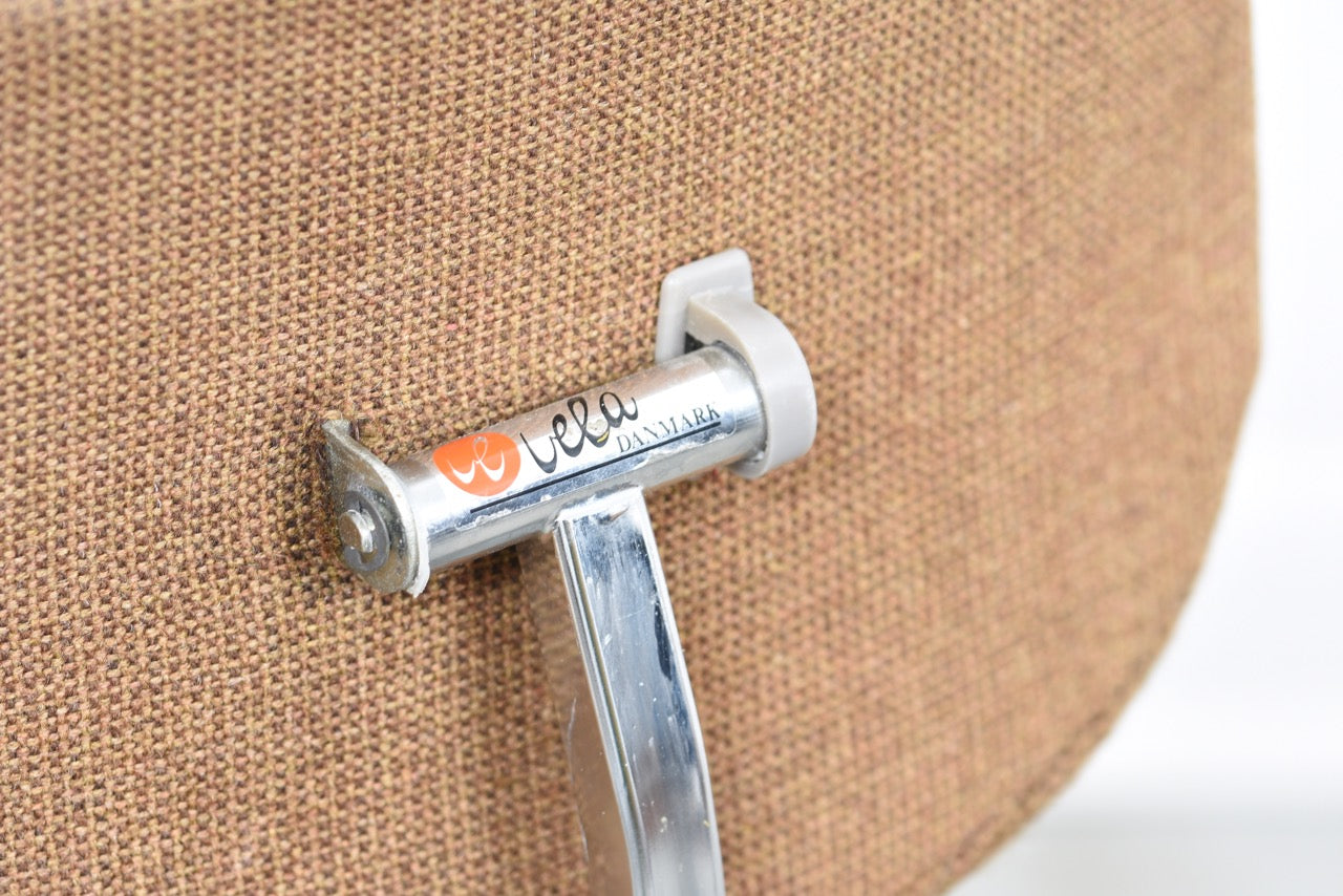 Height-adjustable task chair by Vela