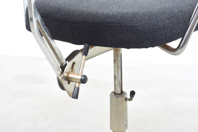 Height-adjustable task chair by Labofa