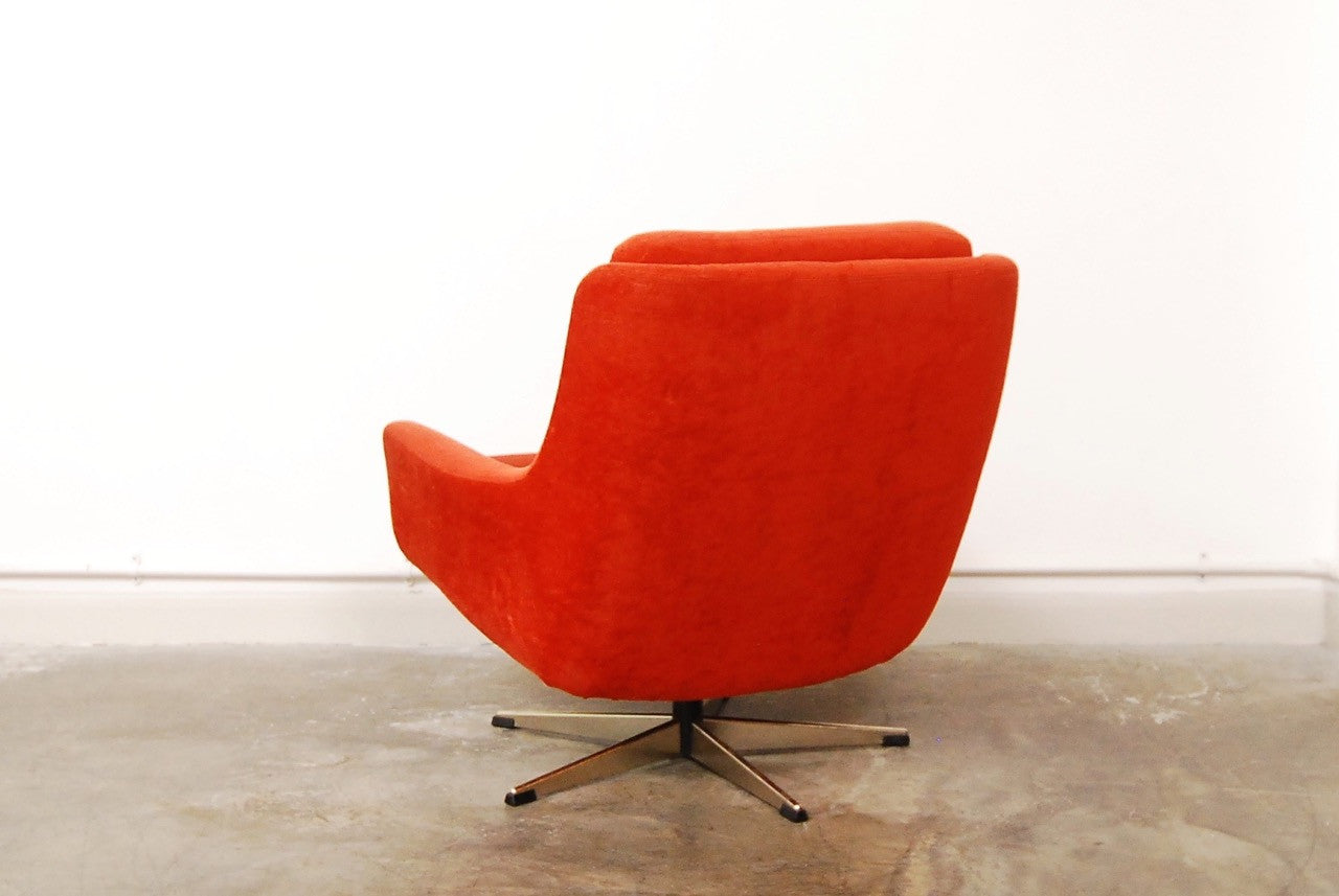 Swivel lounge chair