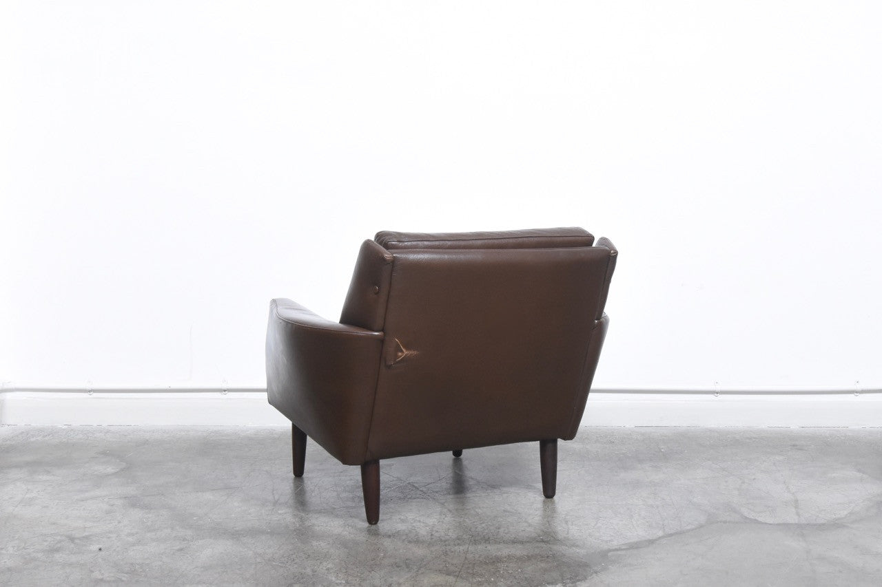 Low back leather lounge chair