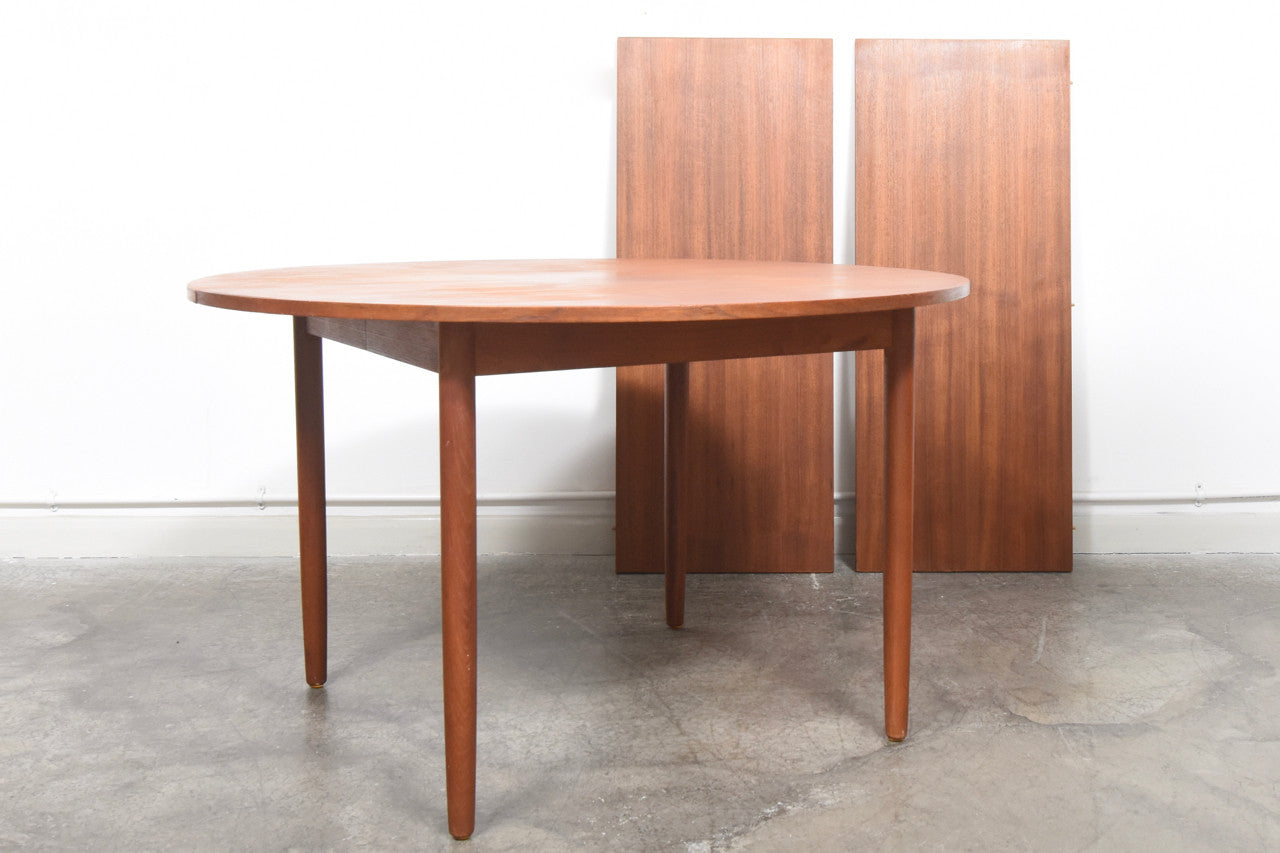 Extending round dining table