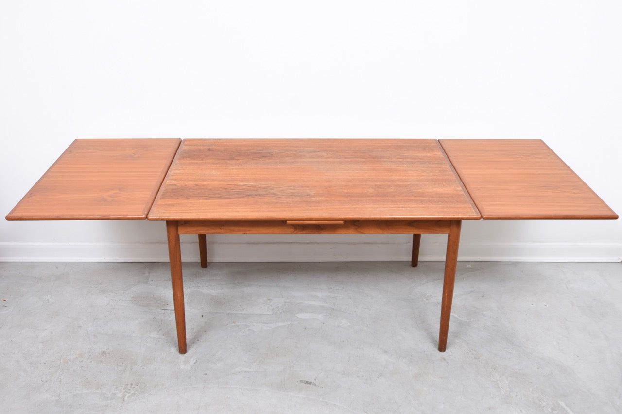 Extending rectangular dining table