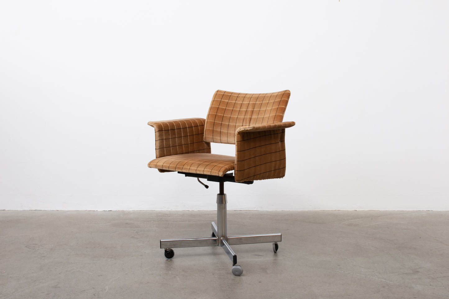 1960s desk chair on swivel base