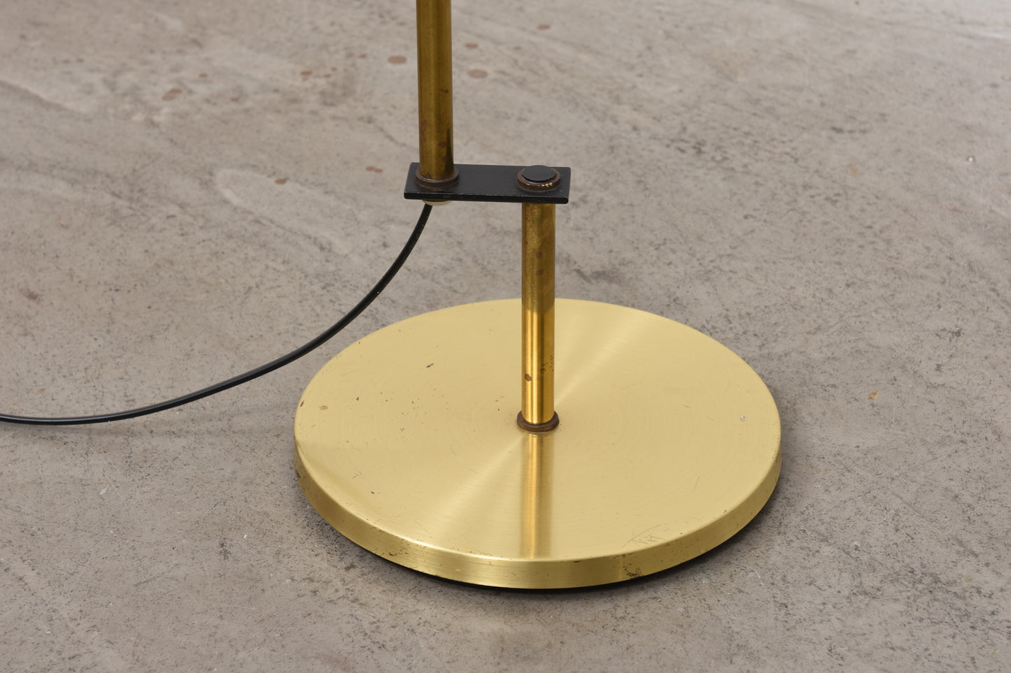 Height-adjustable brass floor lamp