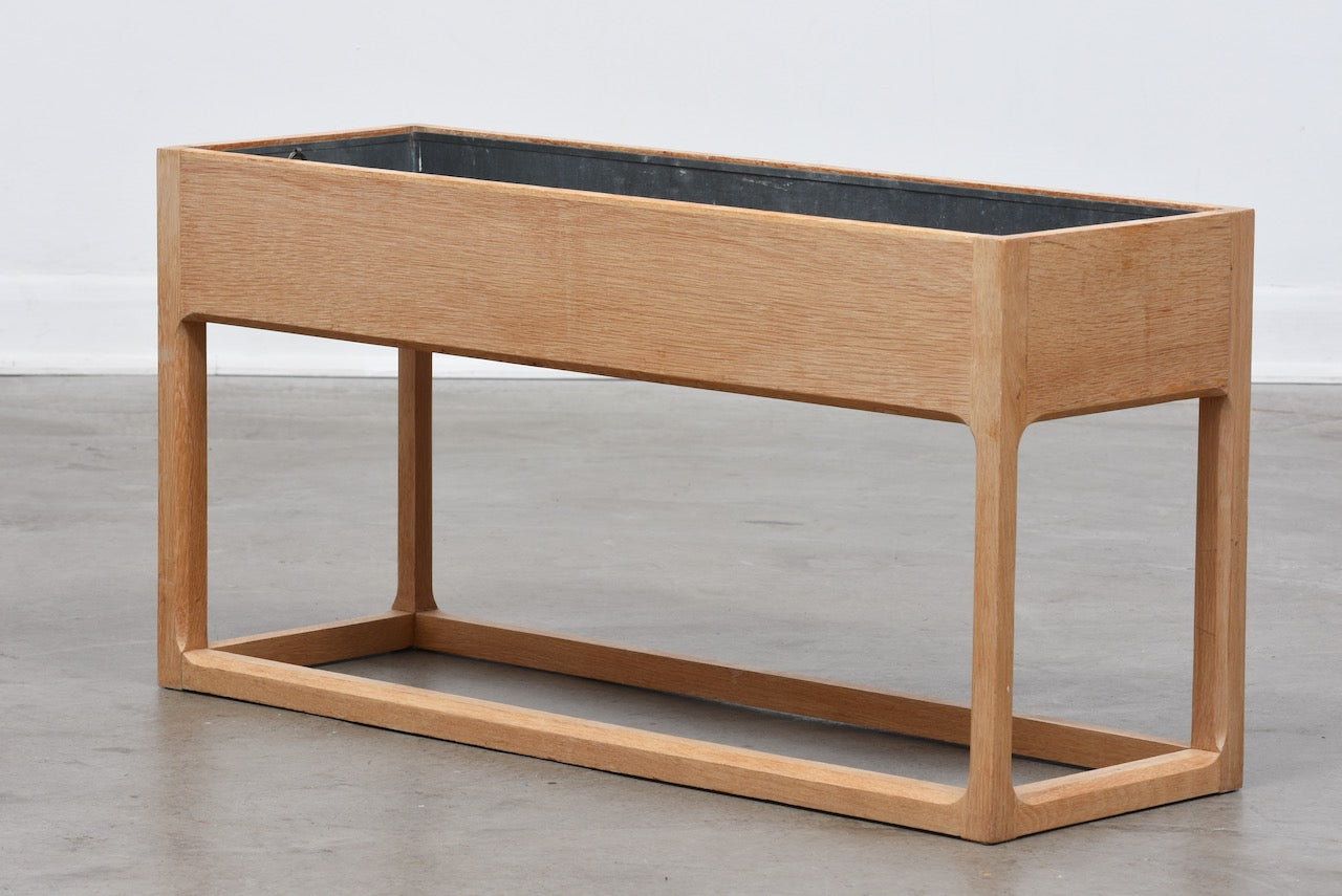 Oak planter by Aksel Kjærsgård