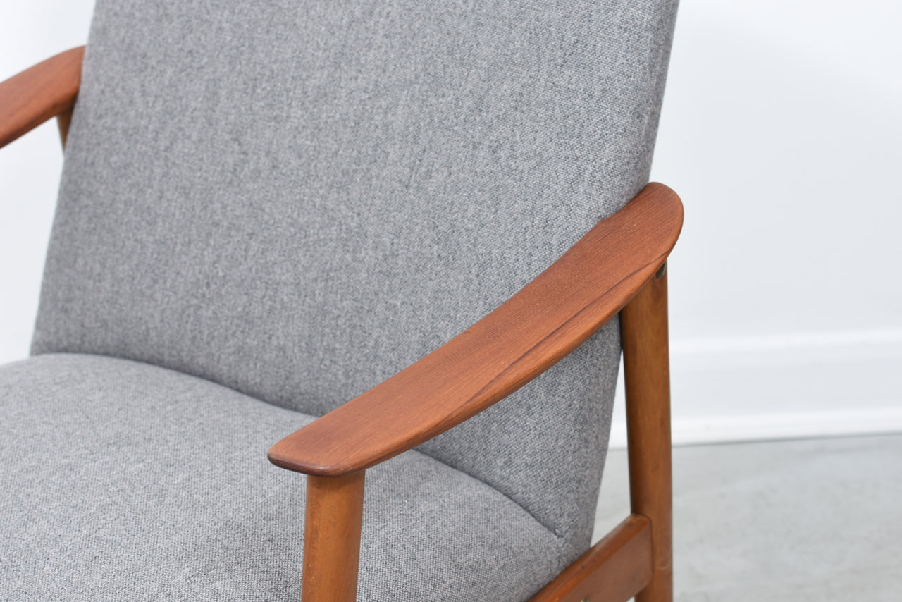 Norwegian lounger with teak arms