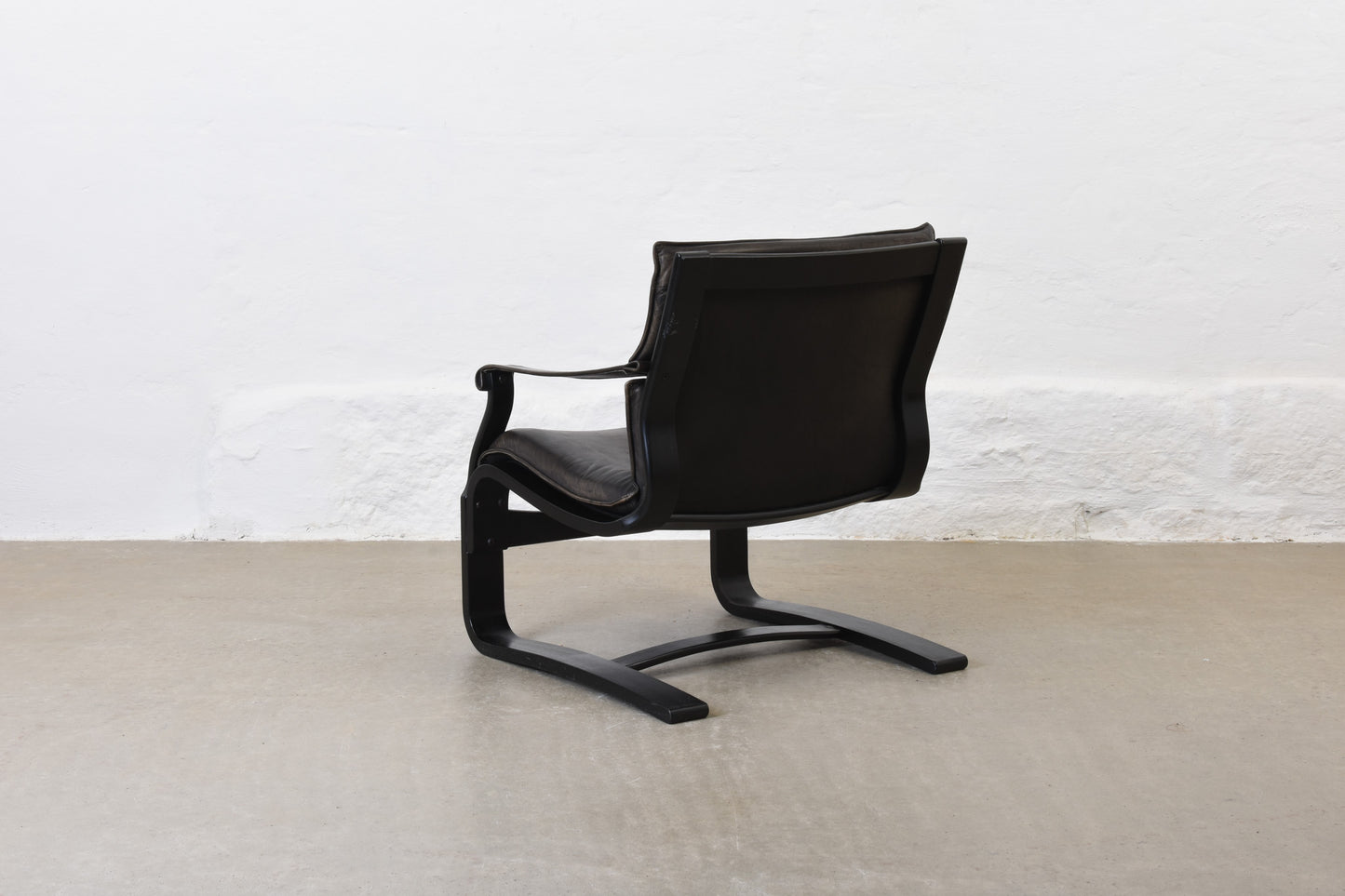 1980s leather + beech lounger by Åke Fribyter