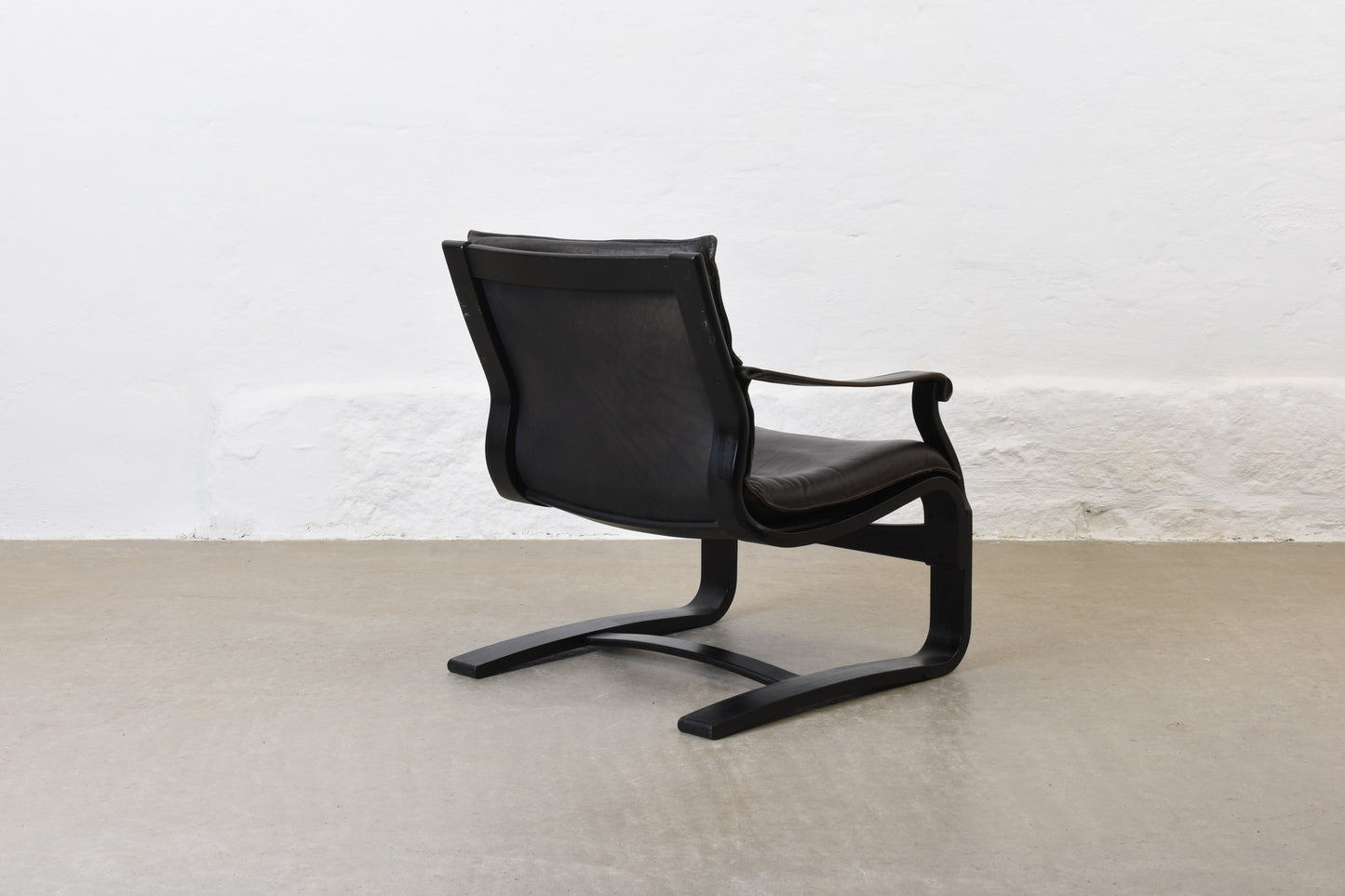 1980s leather + beech lounger by Åke Fribyter