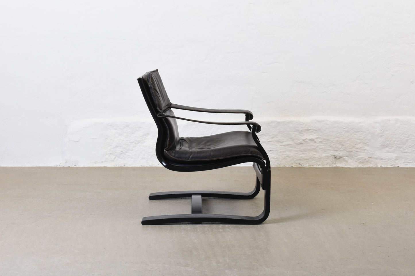 1980s leather + beech lounger by Åke Fribyter