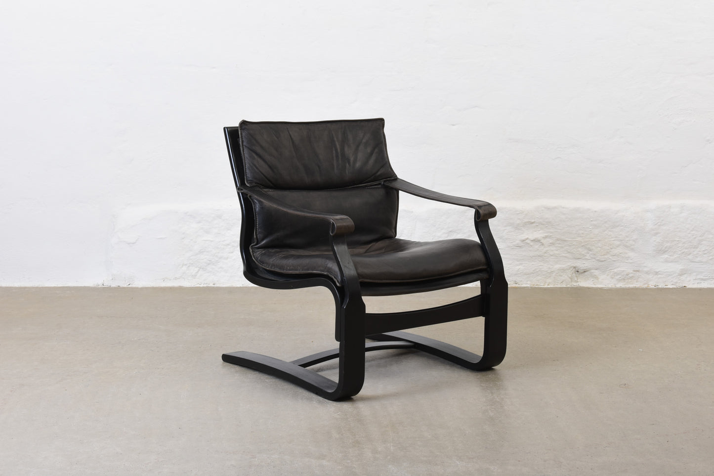 1980s leather + beech lounger by Åke Fribyter