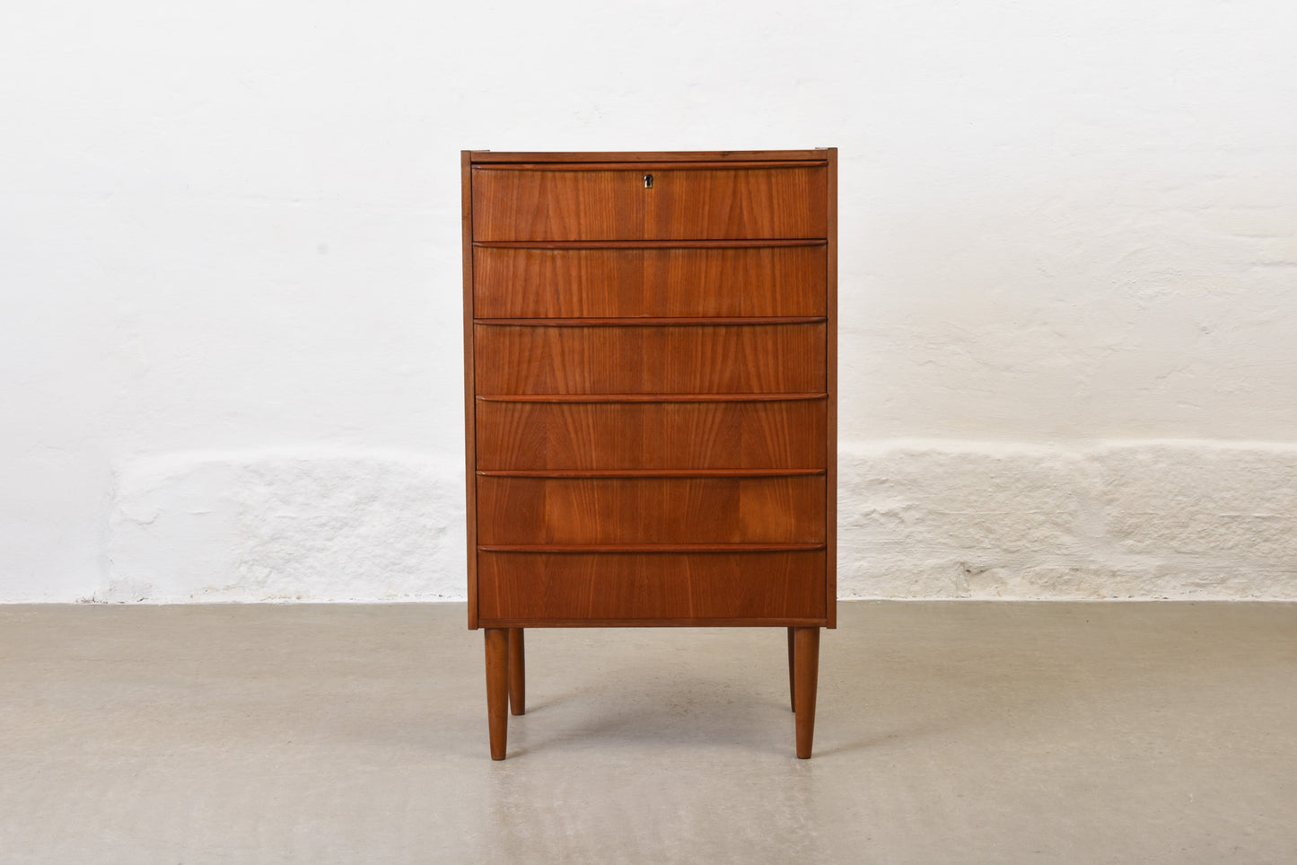 Narrow teak chest of drawers with lipped handles - 104H cm