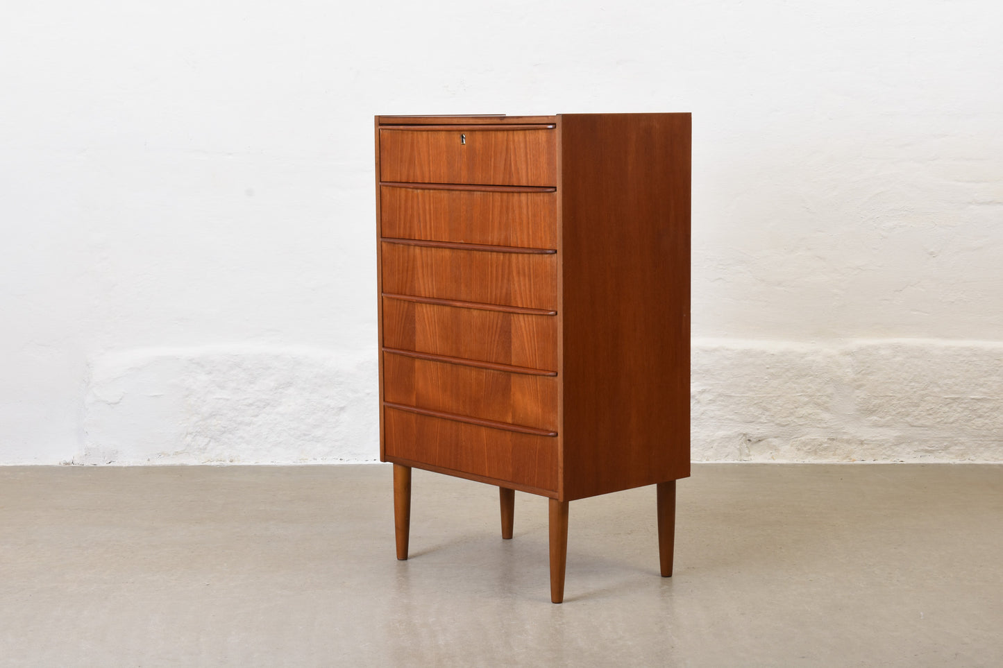 Narrow teak chest of drawers with lipped handles - 104H cm