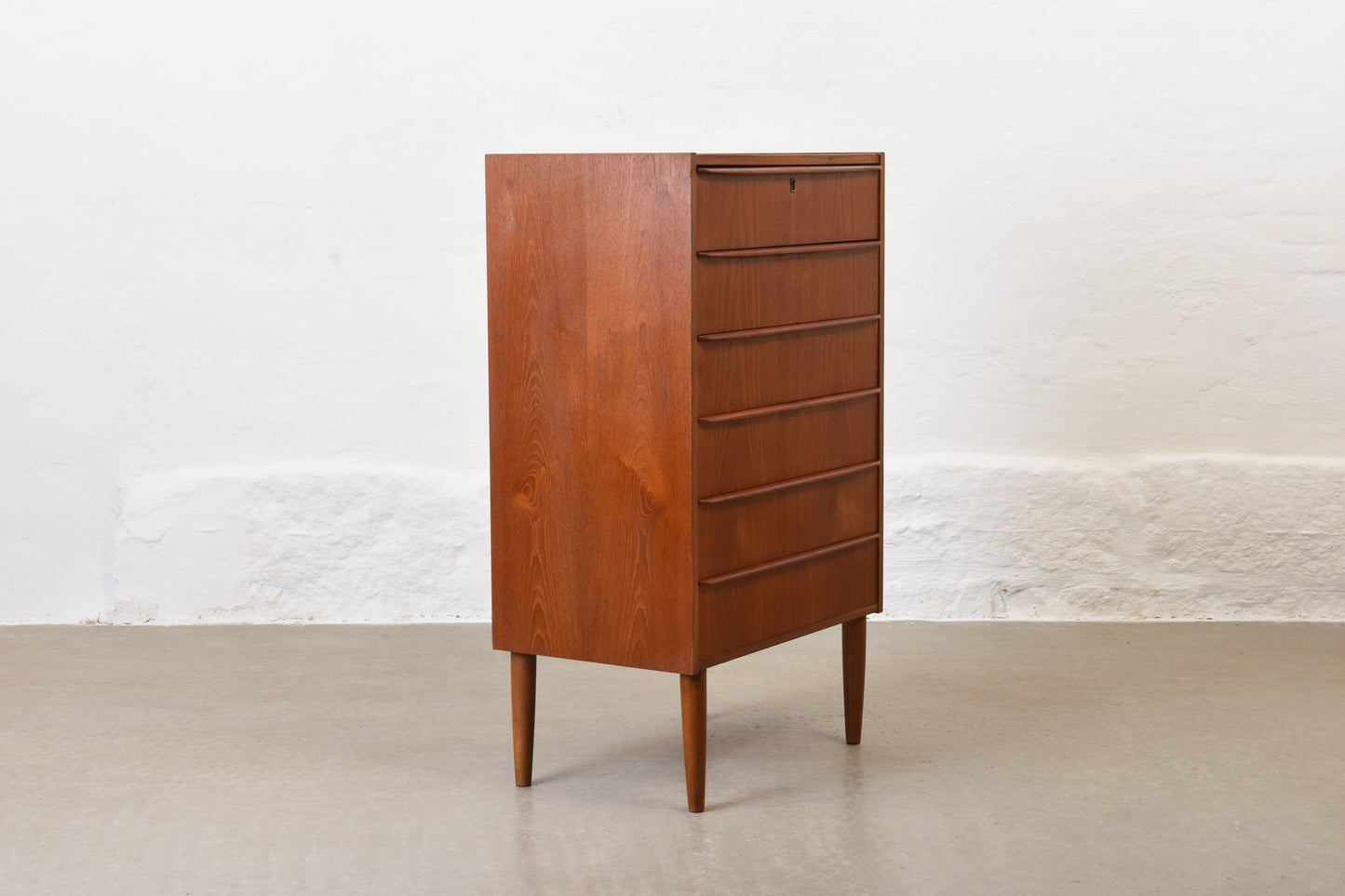 Narrow teak chest of drawers with lipped handles - 104H cm