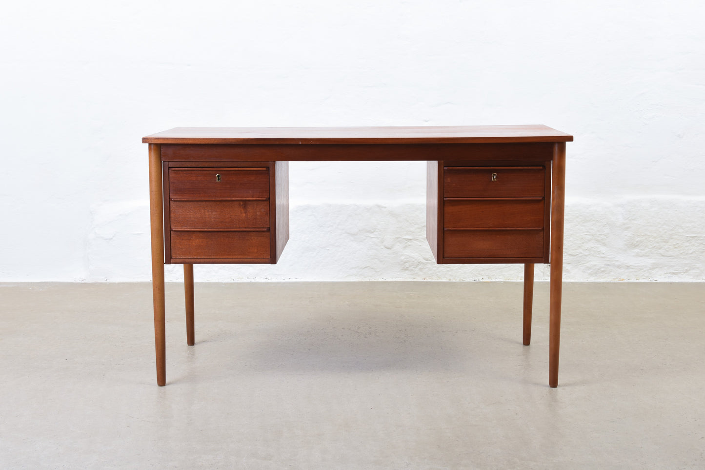 1960s twin pedestal desk in teak - 128L cm